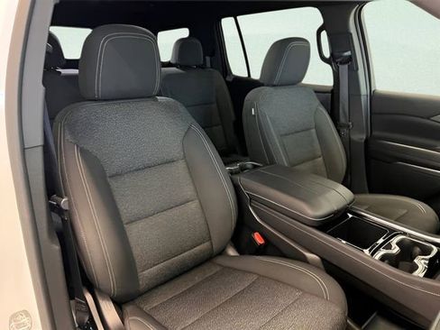 Used 2025 Chevrolet Traverse LT image 17