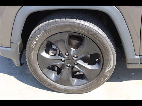 Used 2019 Jeep Compass Latitude FWD image 11