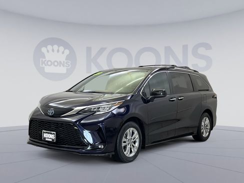 Used 2023 Toyota Sienna XSE w/ XSE Plus Package AWD/4WD image 1