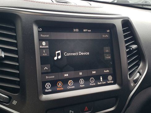 Used 2019 Jeep Cherokee Trailhawk AWD/4WD image 25