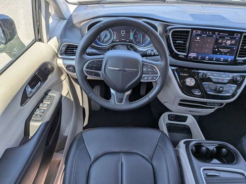 Used 2024 Chrysler Pacifica Touring-L FWD image 18