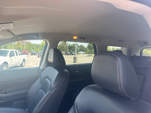 Used 2025 Nissan Pathfinder SL FWD image 16