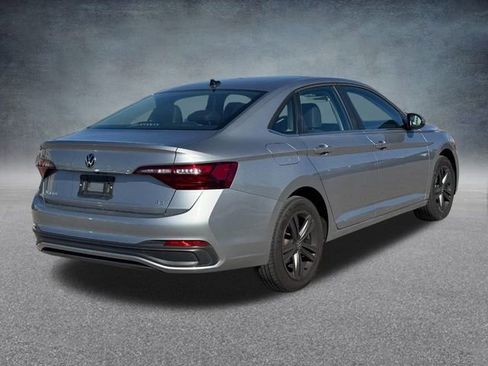 Used 2024 Volkswagen Jetta SE image 3