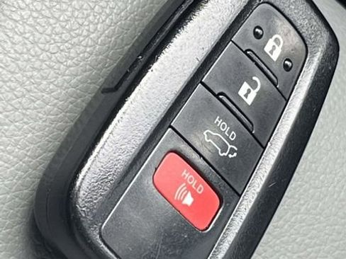 Used 2021 Toyota Highlander XLE image 34