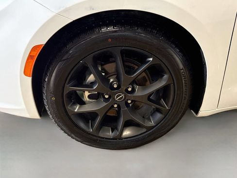 Used 2025 Chrysler Pacifica Limited FWD image 33
