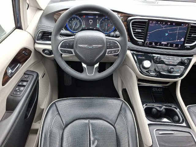 Used 2022 Chrysler Pacifica Limited AWD/4WD image 12