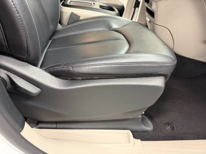 Used 2024 Chrysler Pacifica Touring-L FWD image 36