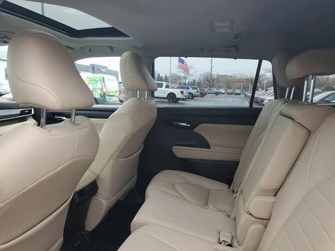 Used 2020 Toyota Highlander XLE image 10