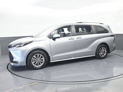 Used 2024 Toyota Sienna XLE FWD image 2