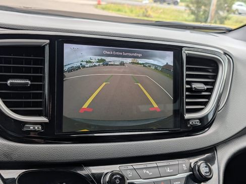 Used 2025 Chrysler Pacifica Select FWD image 24
