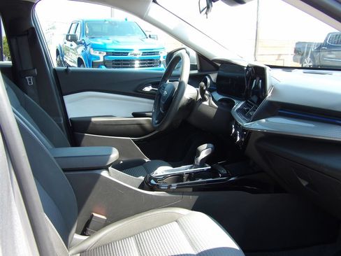 Used 2025 Chevrolet Trax LT FWD image 18