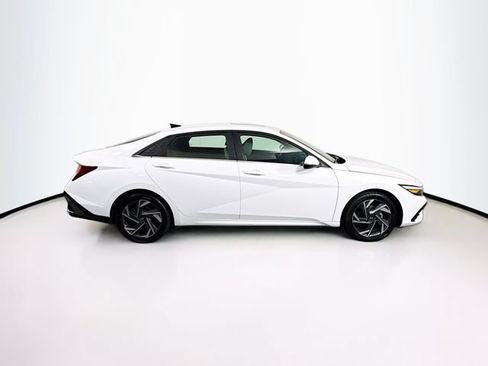 Certified 2025 Hyundai Elantra Limited FWD image 9