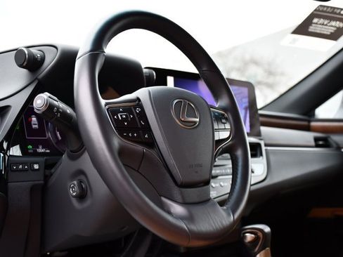 Certified 2025 Lexus ES 300h w/ Premium Package image 12