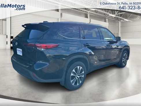 Used 2022 Toyota Highlander XLE image 3