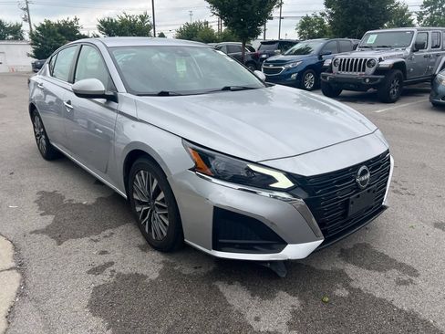 Used 2023 Nissan Altima 2.5 SV FWD image 2