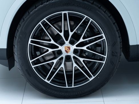 Used 2026 Porsche Cayenne AWD/4WD image 12