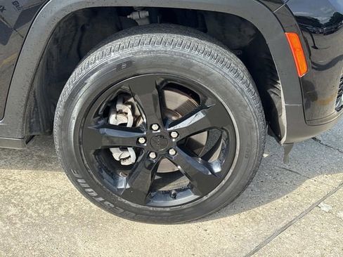 Used 2023 Jeep Grand Cherokee L Laredo RWD image 6
