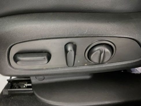 Used 2023 GMC Terrain SLT image 25