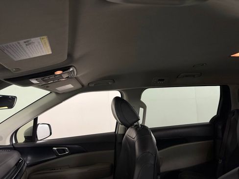 Used 2025 Kia Carnival FWD image 23