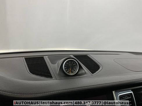 Used 2018 Porsche Macan Turbo w/ Premium Package Plus image 30
