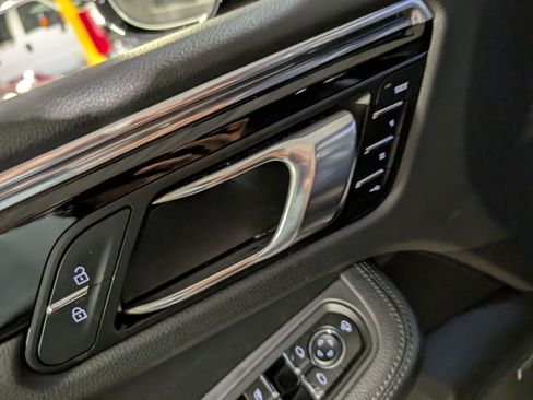 Used 2025 Porsche Macan image 18