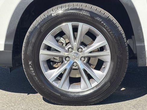 Used 2015 Toyota Highlander XLE image 38