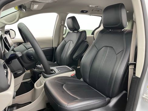 Used 2024 Chrysler Pacifica Touring-L FWD image 19
