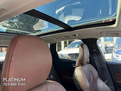 Used 2019 Volvo XC60 T5 Momentum w/ Multimedia Package AWD/4WD image 15