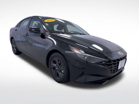 Used 2023 Hyundai Elantra SEL w/ Preferred Accessory Package FWD image 2