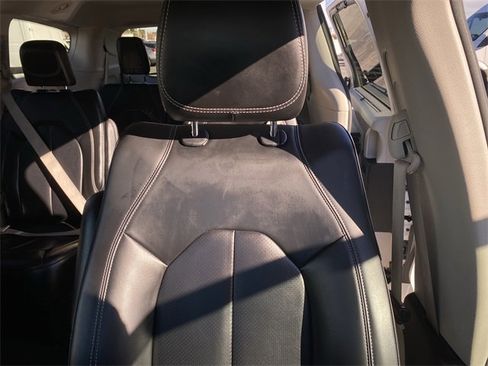 Used 2023 Chrysler Pacifica Touring-L image 24