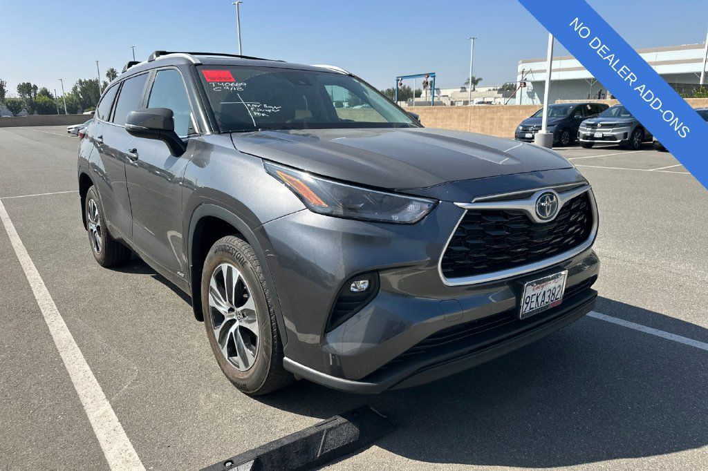 Used 2023 Toyota Highlander XLE AWD/4WD image 2