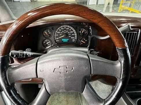 Used 2006 Chevrolet Express 1500 w/ Preferred Equipment Group RWD image 6