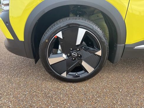 New 2026 Nissan Kicks SR image 8