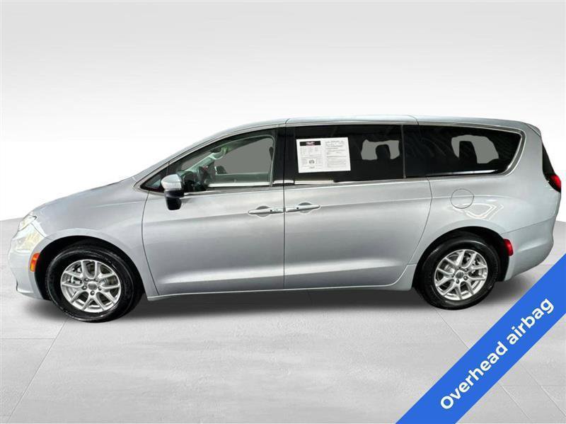 Used 2023 Chrysler Pacifica Touring-L FWD image 8