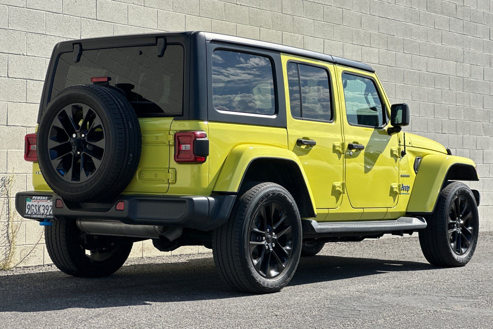 Used 2023 Jeep Wrangler Unlimited Sahara AWD/4WD image 4