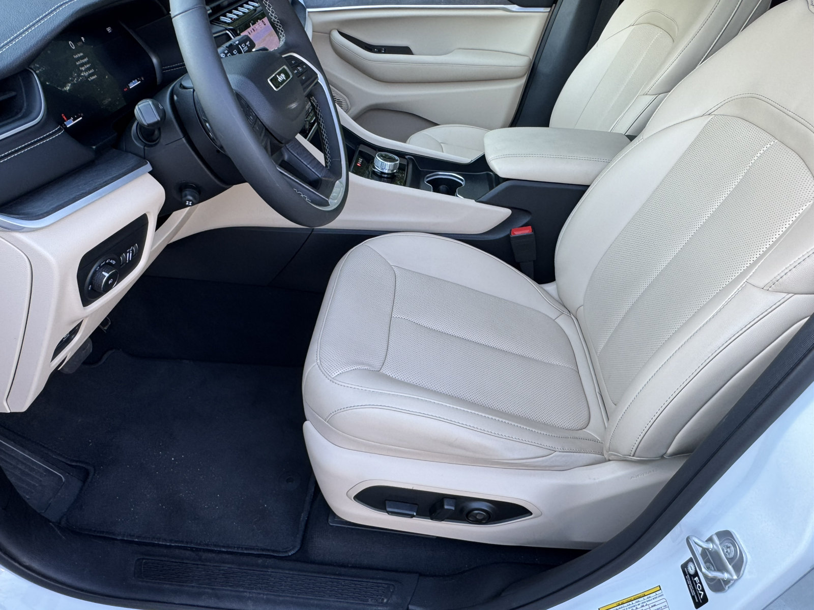 Used 2025 Jeep Grand Cherokee Limited w/ Luxury Tech Group II RWD image 9