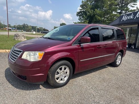 Used 2009 Chrysler Town & Country Touring FWD image 2