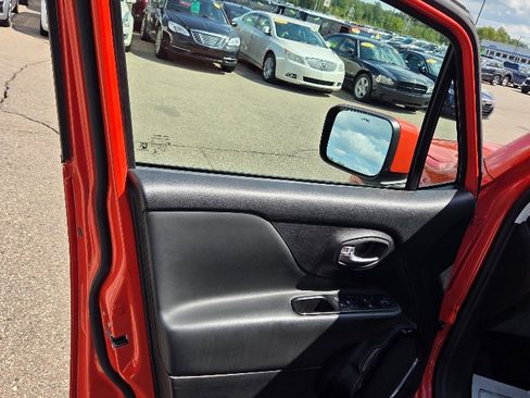 Used 2018 Jeep Renegade Altitude w/ Popular Equipment Group image 10