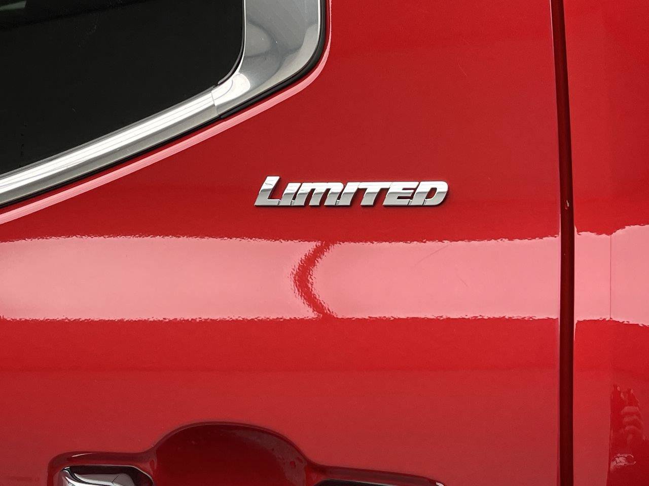 Used 2025 Toyota Tundra Limited AWD/4WD image 32