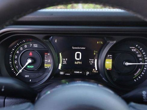 Used 2025 Jeep Wrangler Sahara image 13