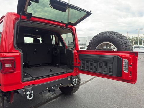 Used 2025 Jeep Wrangler Unlimited Rubicon AWD/4WD image 12