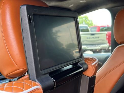 Used 2024 Chrysler Pacifica Pinnacle AWD/4WD image 5