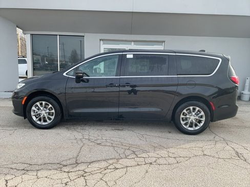 New 2026 Chrysler Pacifica Limited w/ Uconnect Theater Family Group image 4
