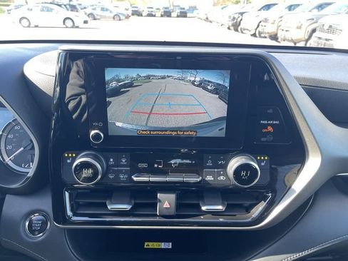 Used 2023 Toyota Highlander XLE AWD/4WD image 18