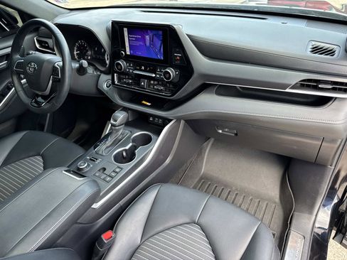 Used 2024 Toyota Highlander XSE image 12