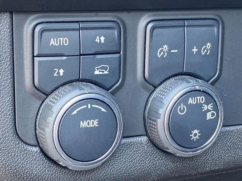 Used 2024 Chevrolet Suburban LT image 12