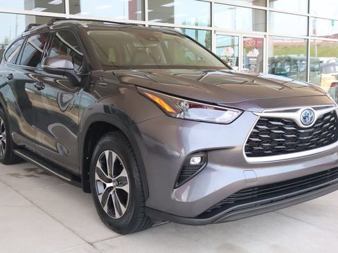 Used 2022 Toyota Highlander XLE FWD image 1