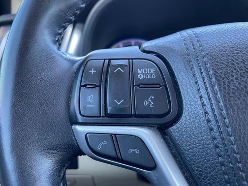 Used 2018 Toyota Highlander XLE image 7