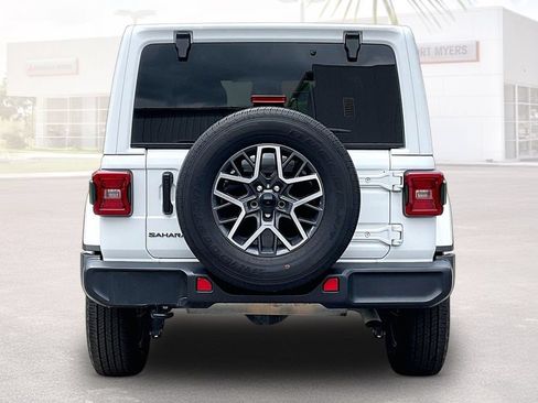 Used 2025 Jeep Wrangler Unlimited Sahara AWD/4WD image 16
