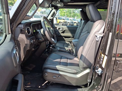 New 2026 Jeep Wrangler Unlimited Sahara AWD/4WD image 9
